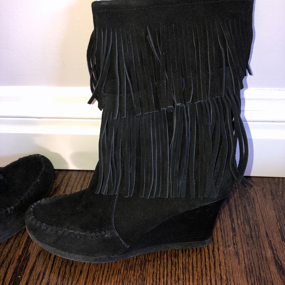 Minnetonka black fringe boots with heel